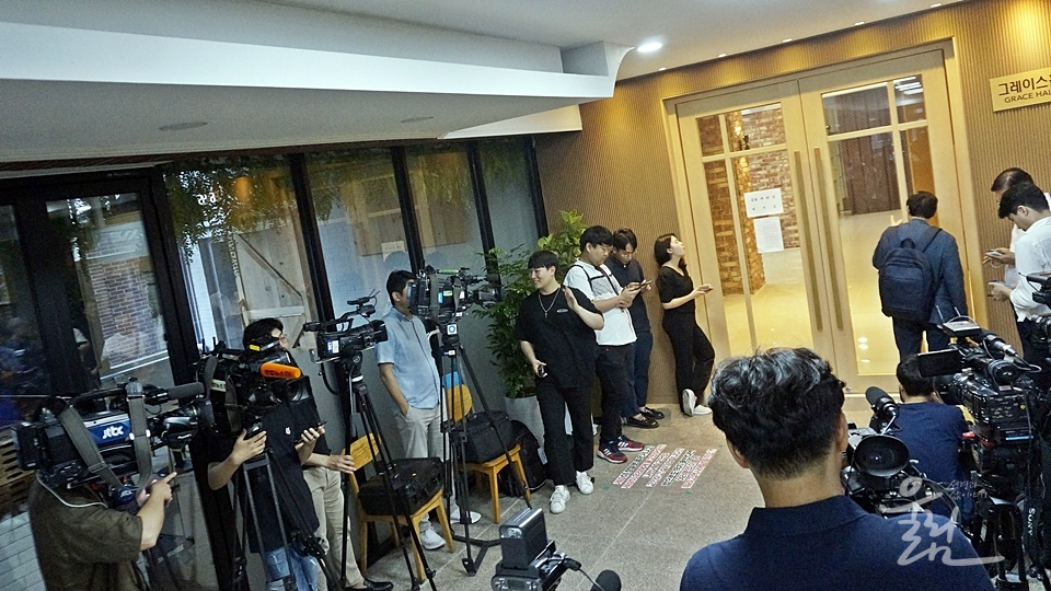 판결은 13시간만에 이루어졌으며 회의장 밖에는 JTBC KBS, MBC, SBS 등 일반 언론사들을 포함해 교계 20여개의 언론사의 취재진들이 무더위 속에서 땀을 흘리며 결과를 지켜보고 있었다.