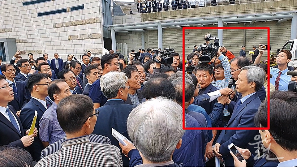 서울동남노회비대위 이용혁 목사가 발언하자 명성교회 교인 20여명이 기자회견장에 급습해 세습반대연대들을 밀쳐내며 몸싸움을 벌였다.